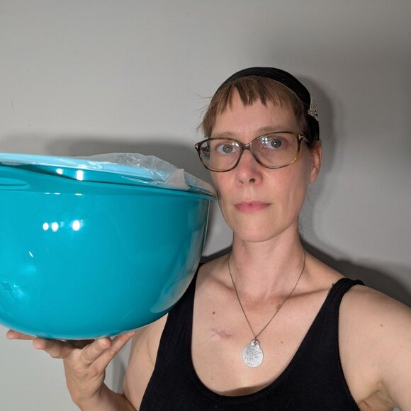 Retired 10L TUPPERWARE Thatsa Mega Bowl, large mixing bowl Teal / light blue - Picture 9 of 9